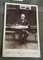 О.Б.Визель на садовой скамейке. Фотография. 1880-е