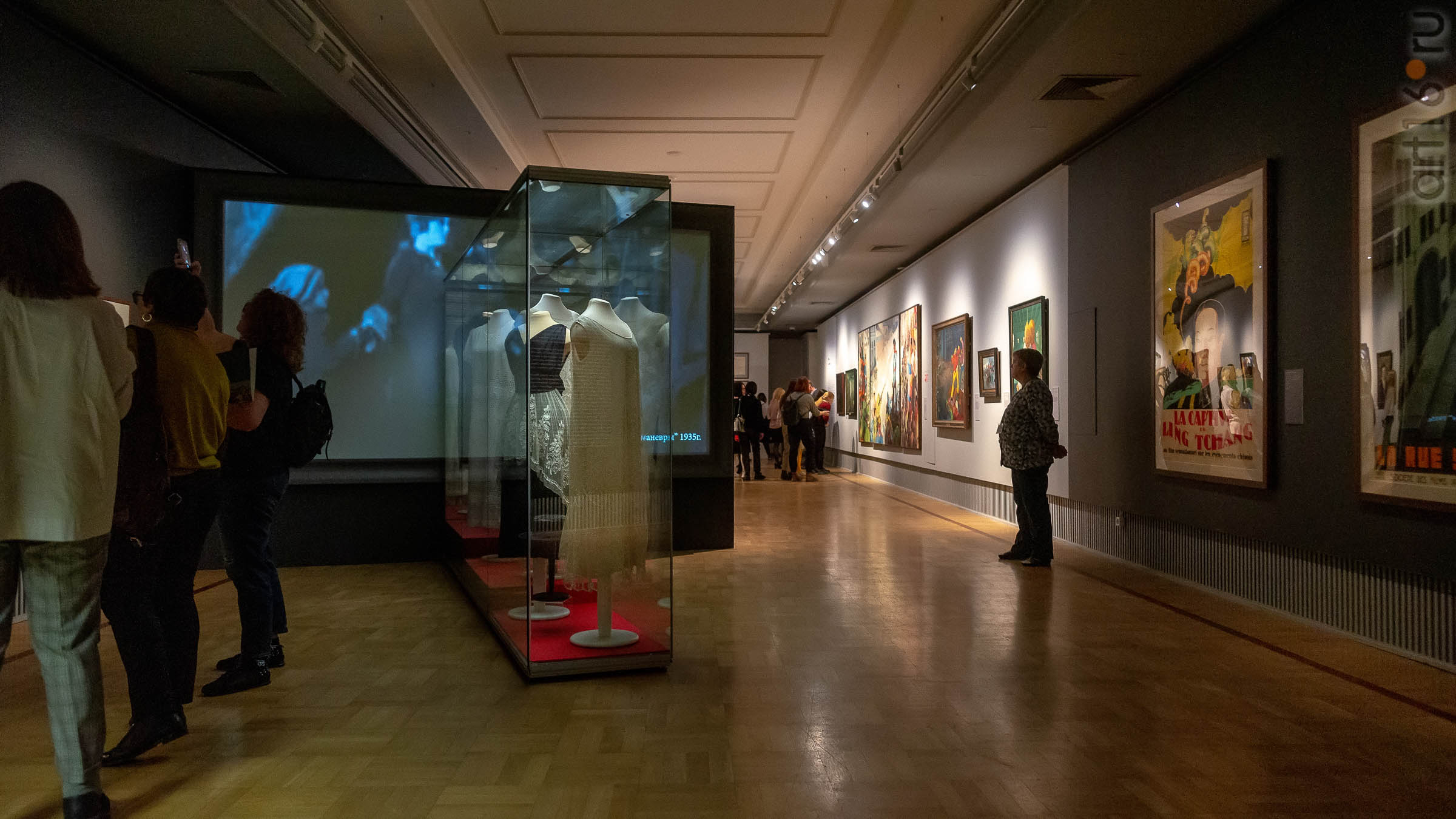 Фрагмент экспозиции ʺМода и стиль Эртеʺ (костюмы в стиле ар-деко, киноафиши)::Матисс. Пикассо. Шагал...