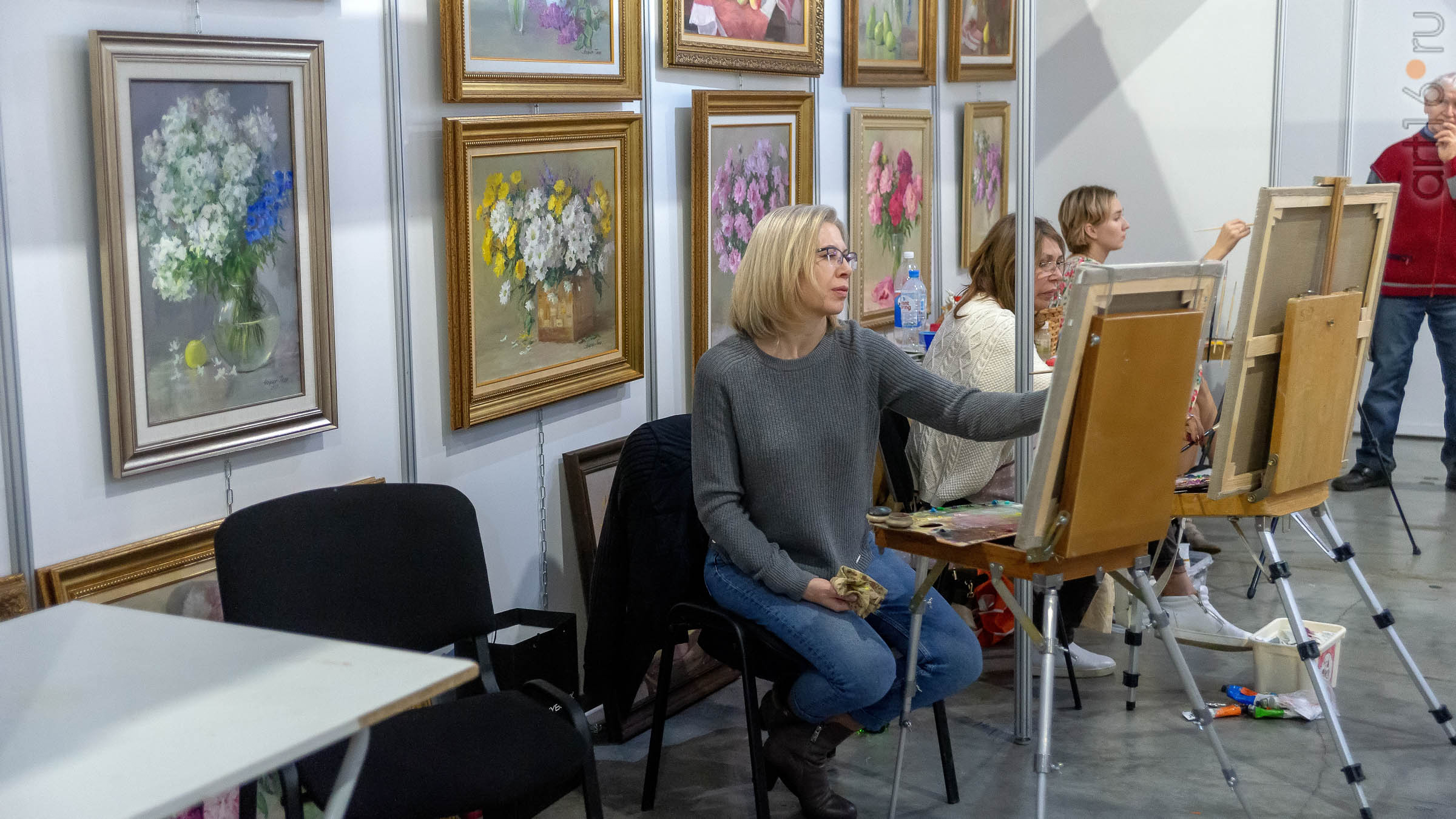 Возле картин Альфии-Гали Жуковой::Арт-галерея 2019