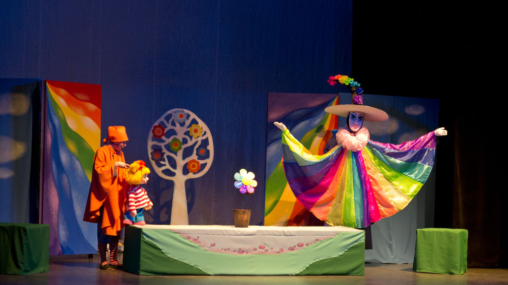 Театрализованный сценарий к году семьи. Кукольный театр Цветик семицветик. Цветик семицветик спектакль. Декорации для детского спектакля. Театрализованное представление для детей.