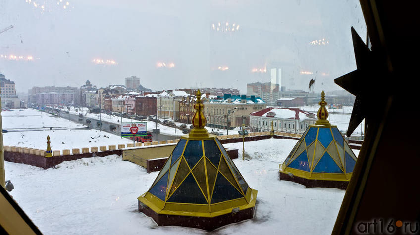 Башенки на крыше ТГТК ʺЭкиятʺ, вид через окно в фойе театра::Татарский государственный театр кукол "Экият"