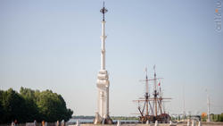 Корабль-музей «Гото Предестинация» и ростральная колонна