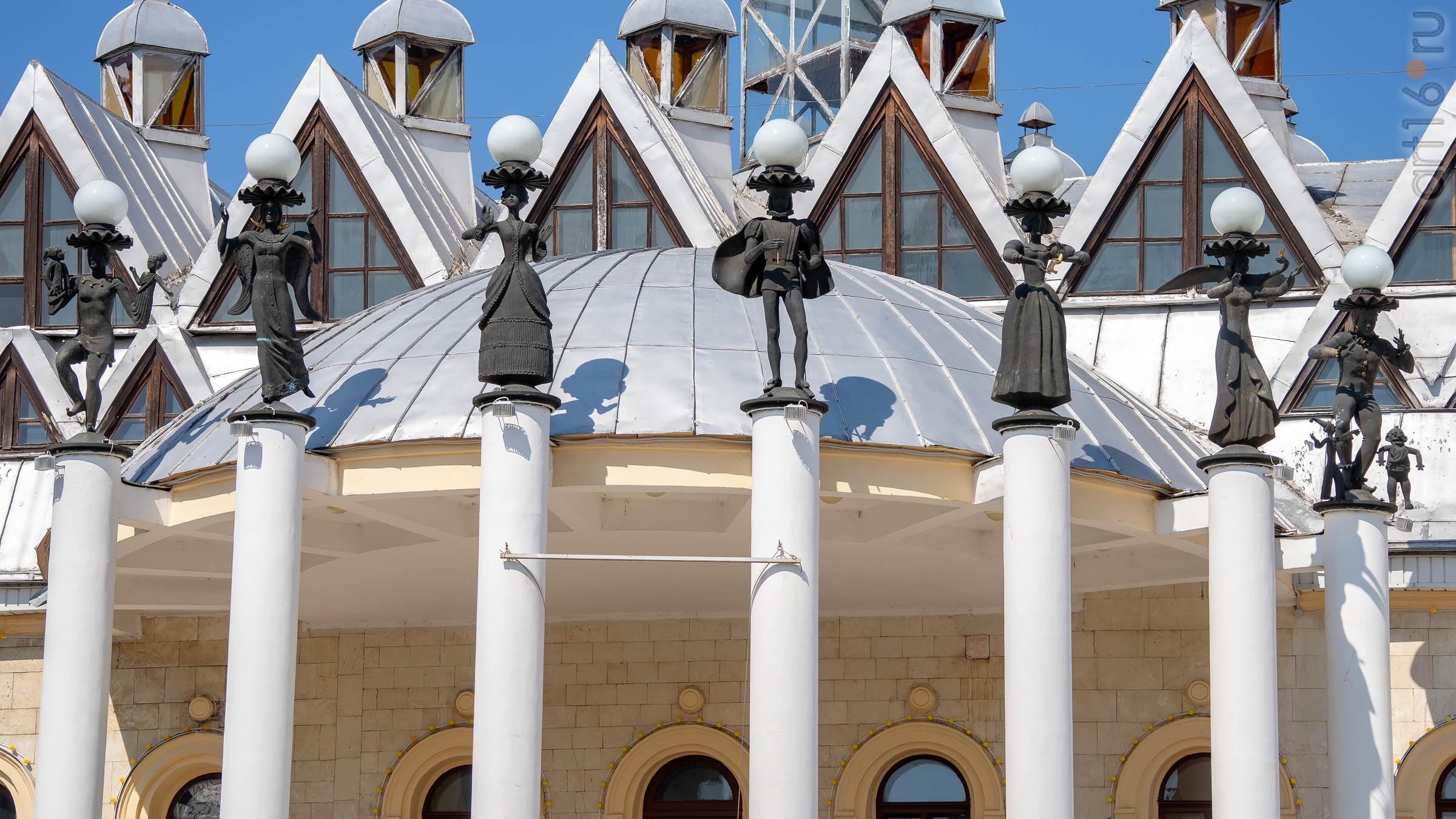 Здание театра кукол «Шут» (фрагмент)::Воронеж 20.07.2019