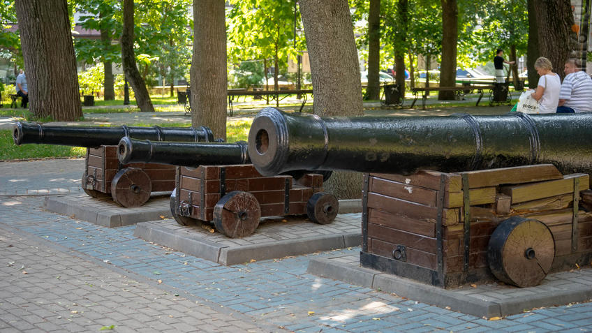 Карабельные орудия на Петровской площади в Воронеже::Воронеж 20.07.2019