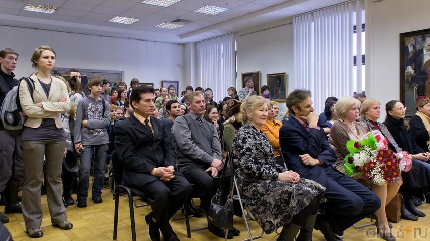 На открытии персональной выставки Майорова Б.И.(1931-1991)::Майоров Борис Иванович (1931-1991)