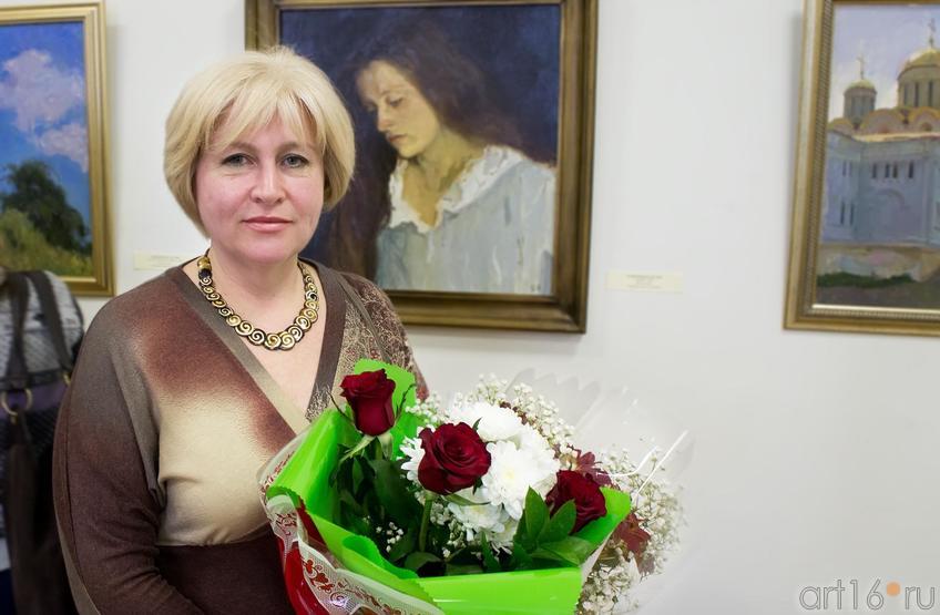 Фото №97237. Мария Борисовна Майорова возле своего портрета