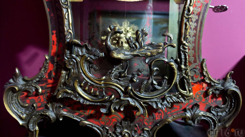 Фрагмент часов-картель с консолью ʺПавлинʺ, Франция, XVIII в. Время Людовика XV::Антикварная галерея ASG