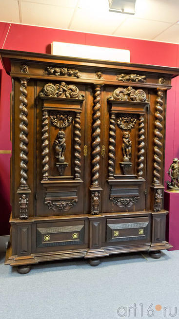 Большой рейнский шкаф, ореховый шпон, фигурный резной рельеф. Кон. XVII в.::Антикварная галерея ASG