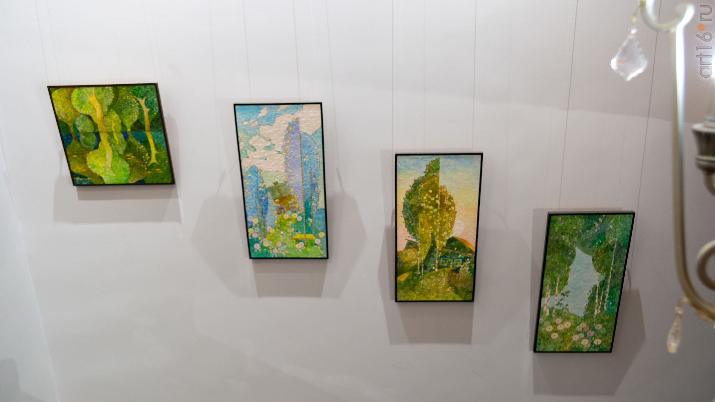 Картины, украшающие стену вдоль лестницы в Музее-галерее «Дом-арт»::Зал второго этажа и антресоли. Музейная коллекция