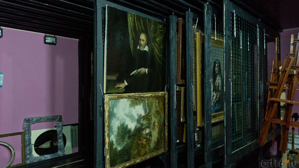 В хранилище выставочного центра Международного института антиквариата::№2 от 20 апреля 2012