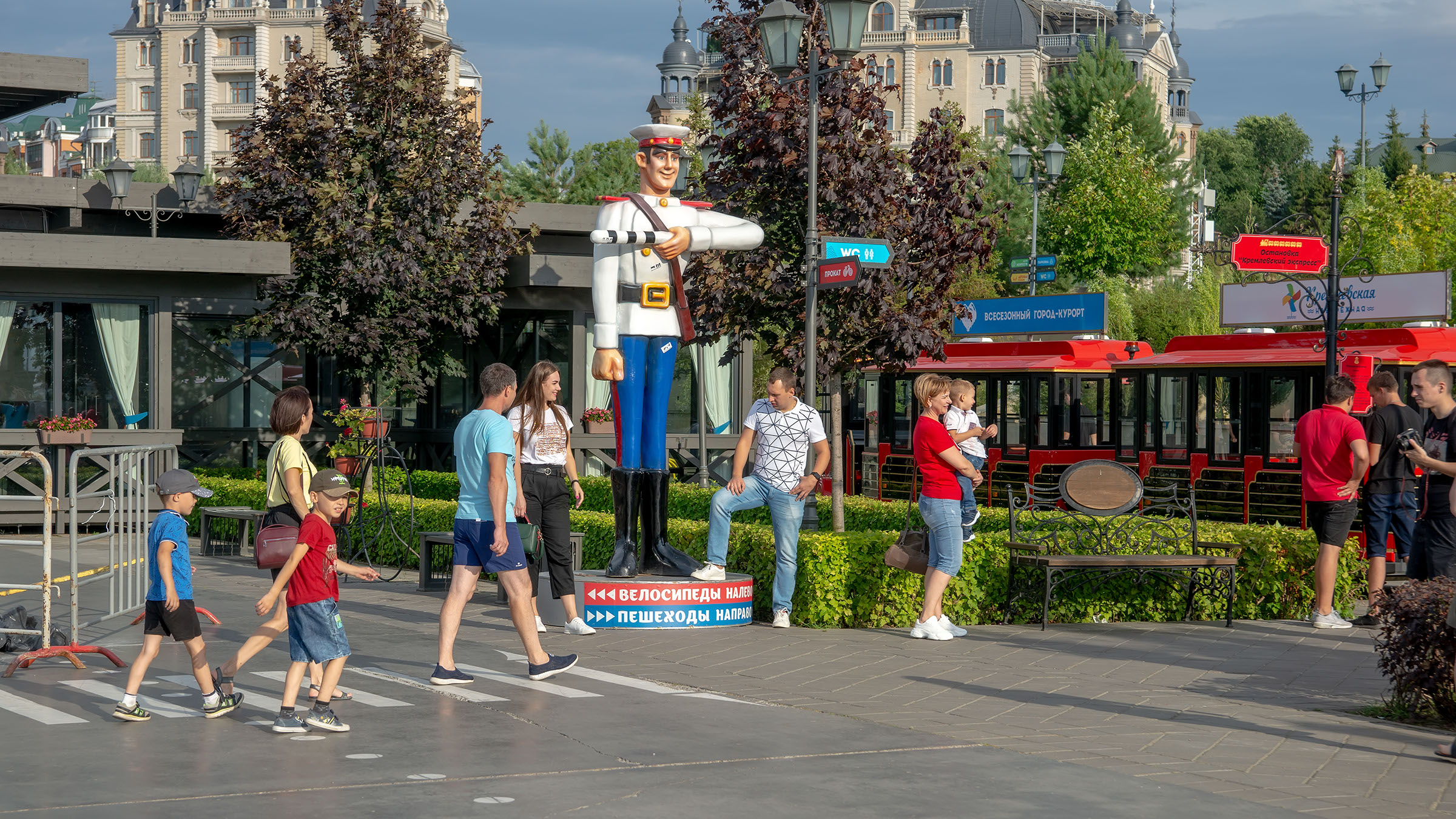 Дядя Степа на Кремлевской набережной::Кремлевская набережная, 30 июля 2020