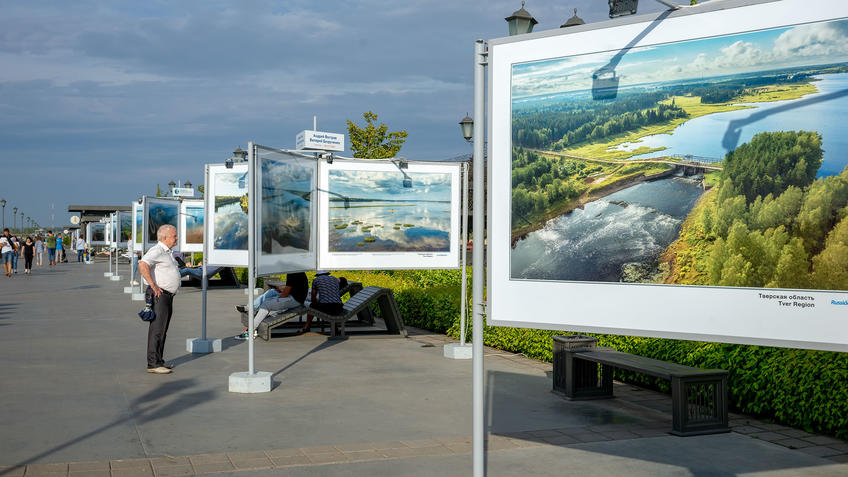 Фотовыставка под открытым небом на Казанской набережной::Кремлевская набережная, 30 июля 2020