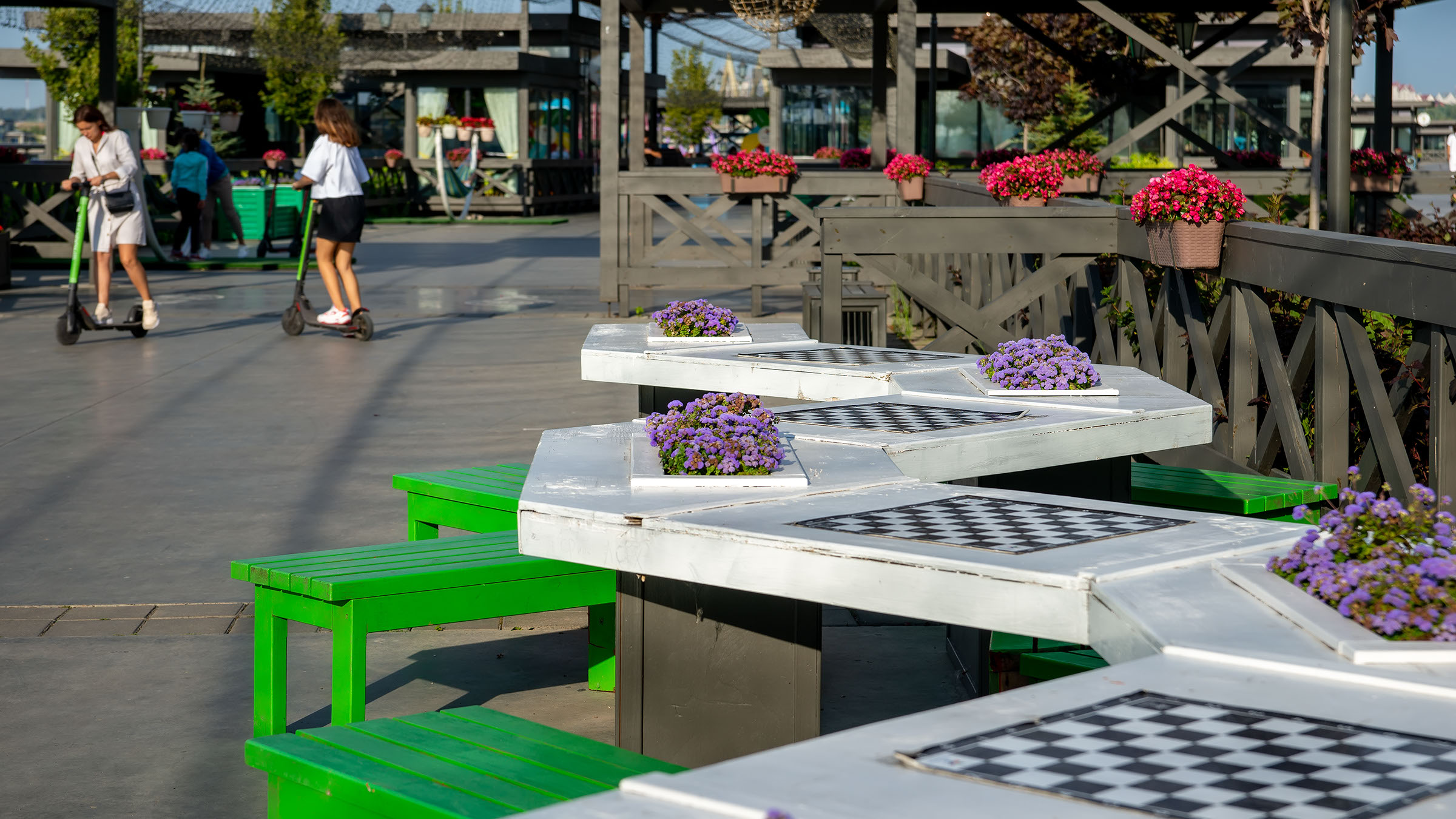 Шахматные доски. Уголок шахматиста на Спортивной аллее Кремлевской набережной::Кремлевская набережная, 30 июля 2020