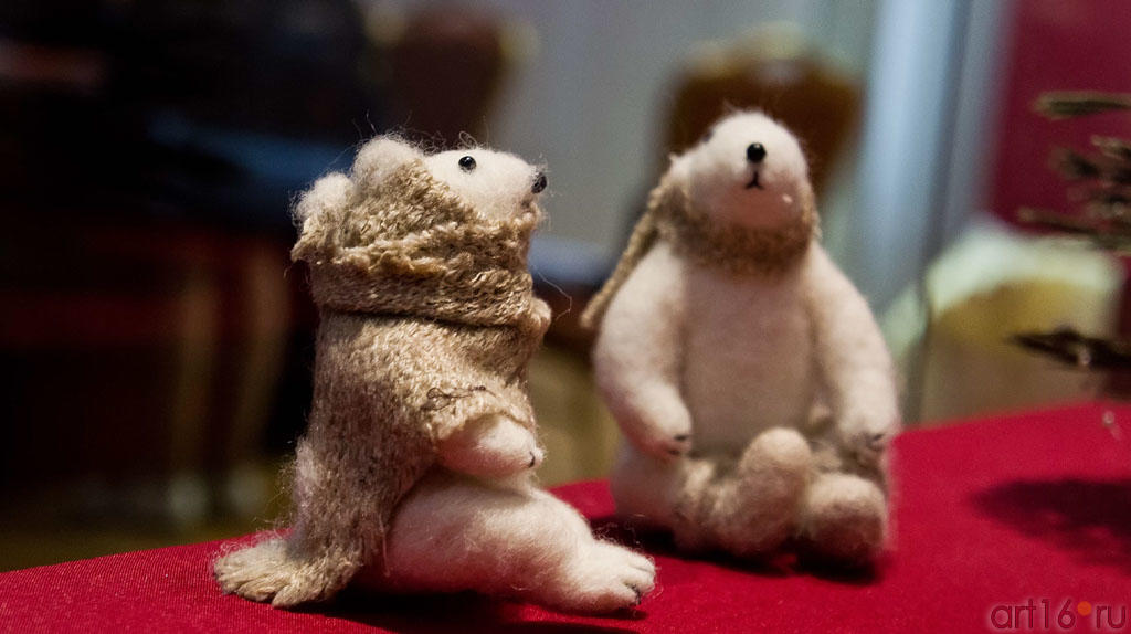 Два из трех белых медведей Марины Юсуповой::Фестиваль-выставка «С Днем рождения, Манеж!»