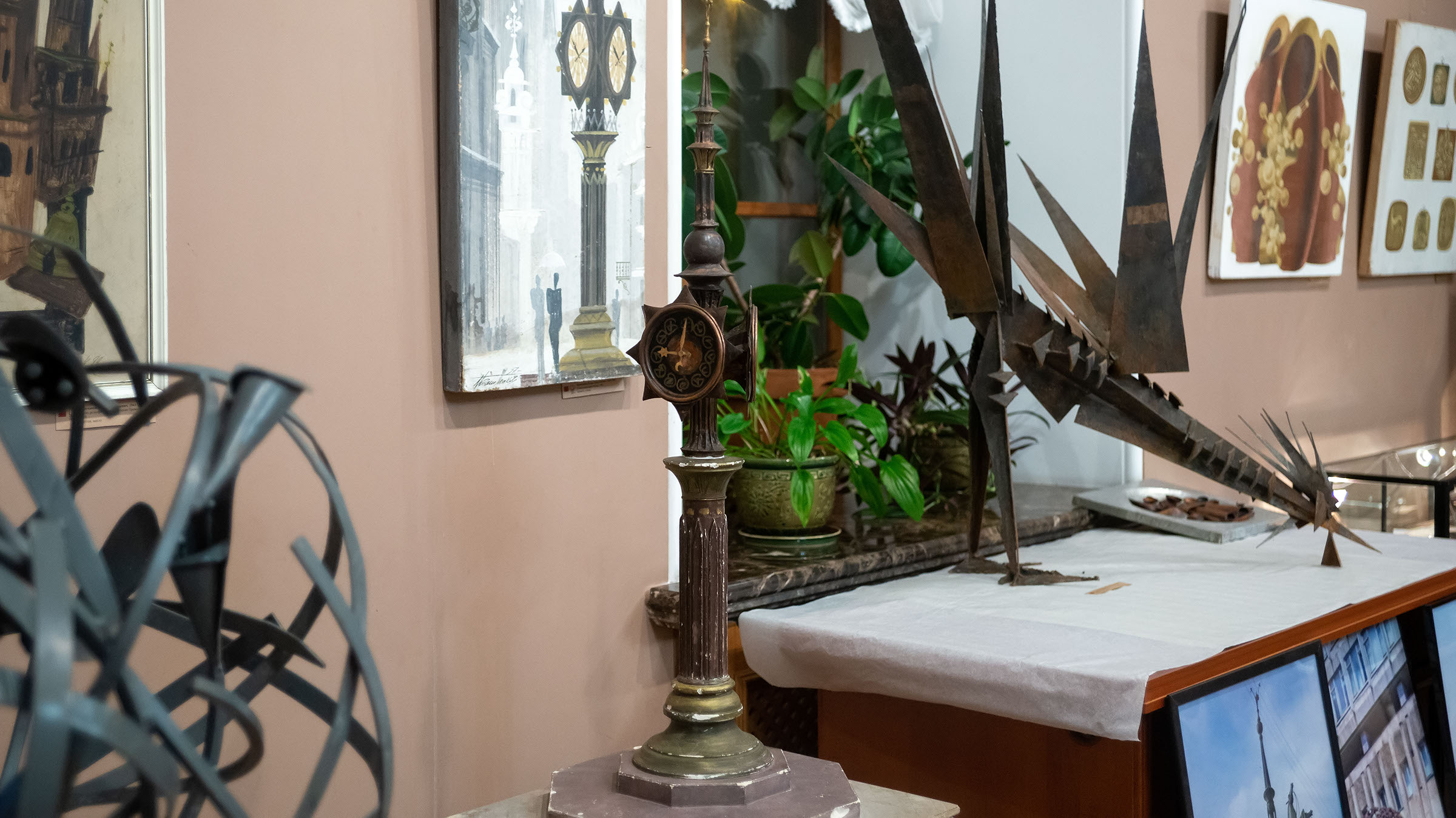 Макет городских часов. 1997. / Птица. 1980-е. Башмаков Игорь Николаевич (1943-2012)::Выставка 6 молодых художников. Взгляд через 50 лет. 1970-2020