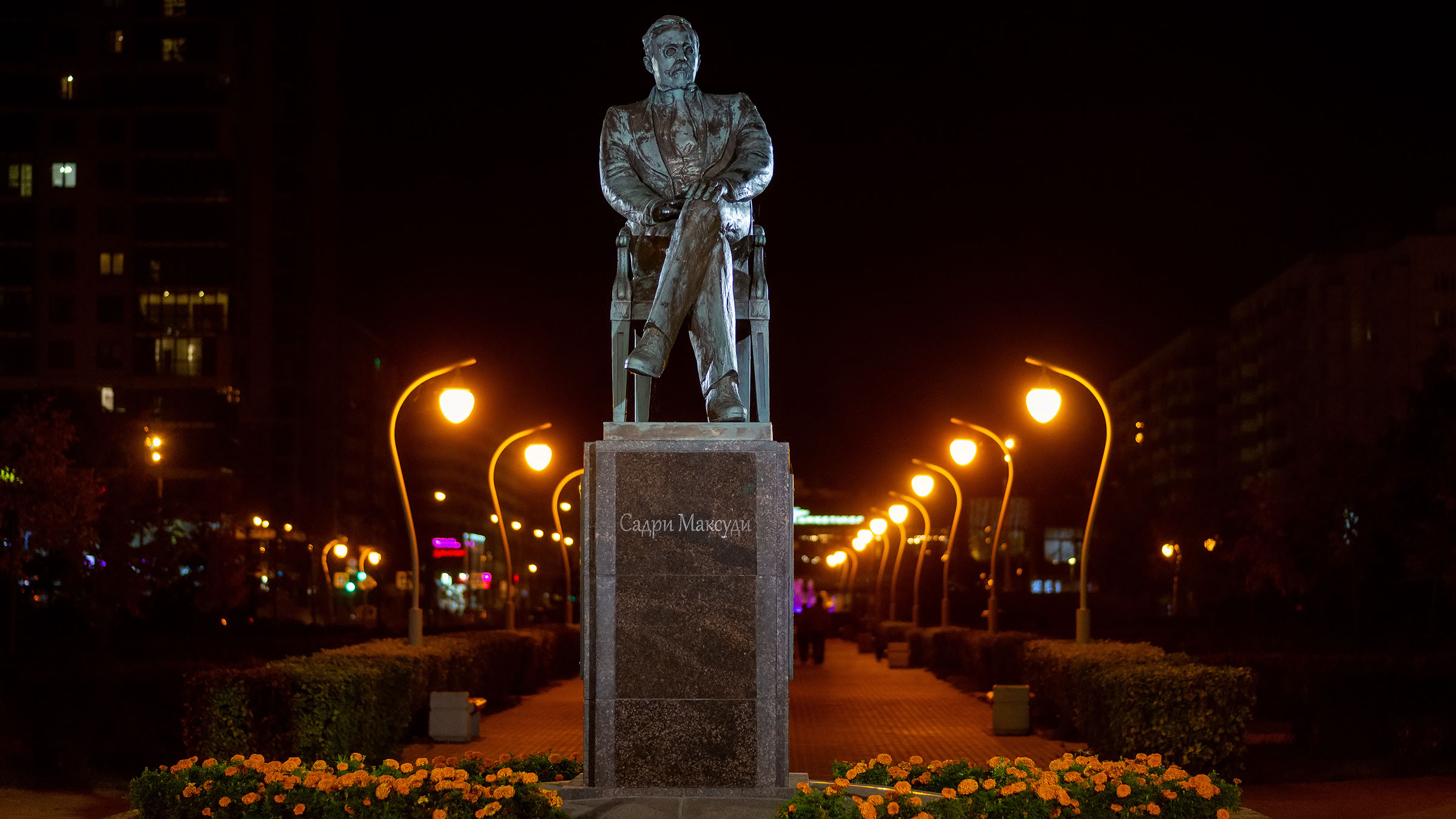 Памятник Садри Максуди в сквере Стамбул, Казань::Ночная прогулка по Казани