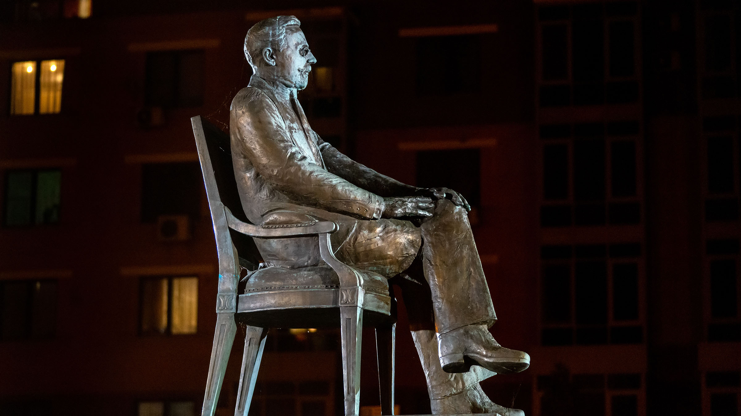 Памятник Садри Максуди в сквере Стамбул, Казань::Ночная прогулка по Казани