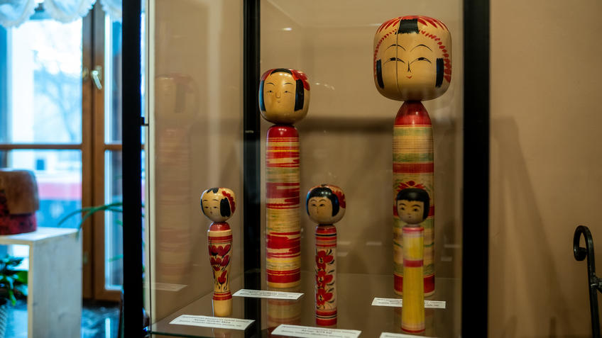 Деревянная авторская кукла. Фрагмент экспозиции ʺМир  японских кукол Кокэсиʺ::Мир японских кукол Кокэси
