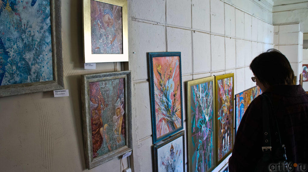 Осмотр экспозиции выставки В.Скобеева::Небесное и земное