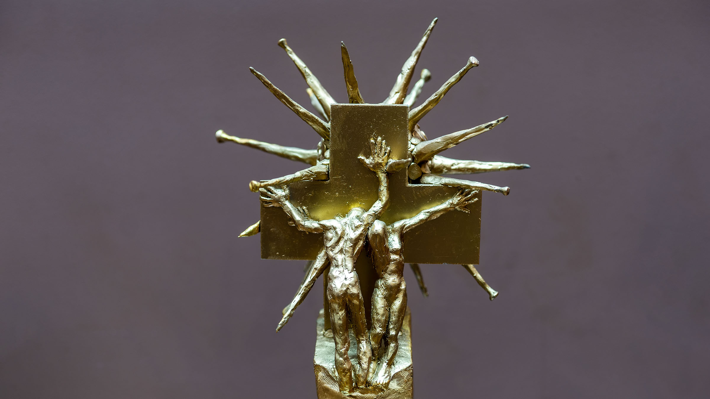 Красный щит. 2020. Адель Халиуллин::«Апокалипсис. Возрождение ». Адель Халиуллин (скульптура), Анна Федорова (живопись)