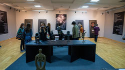 В зале с экспозицией выставки «Война и мир Вадима Сидура»