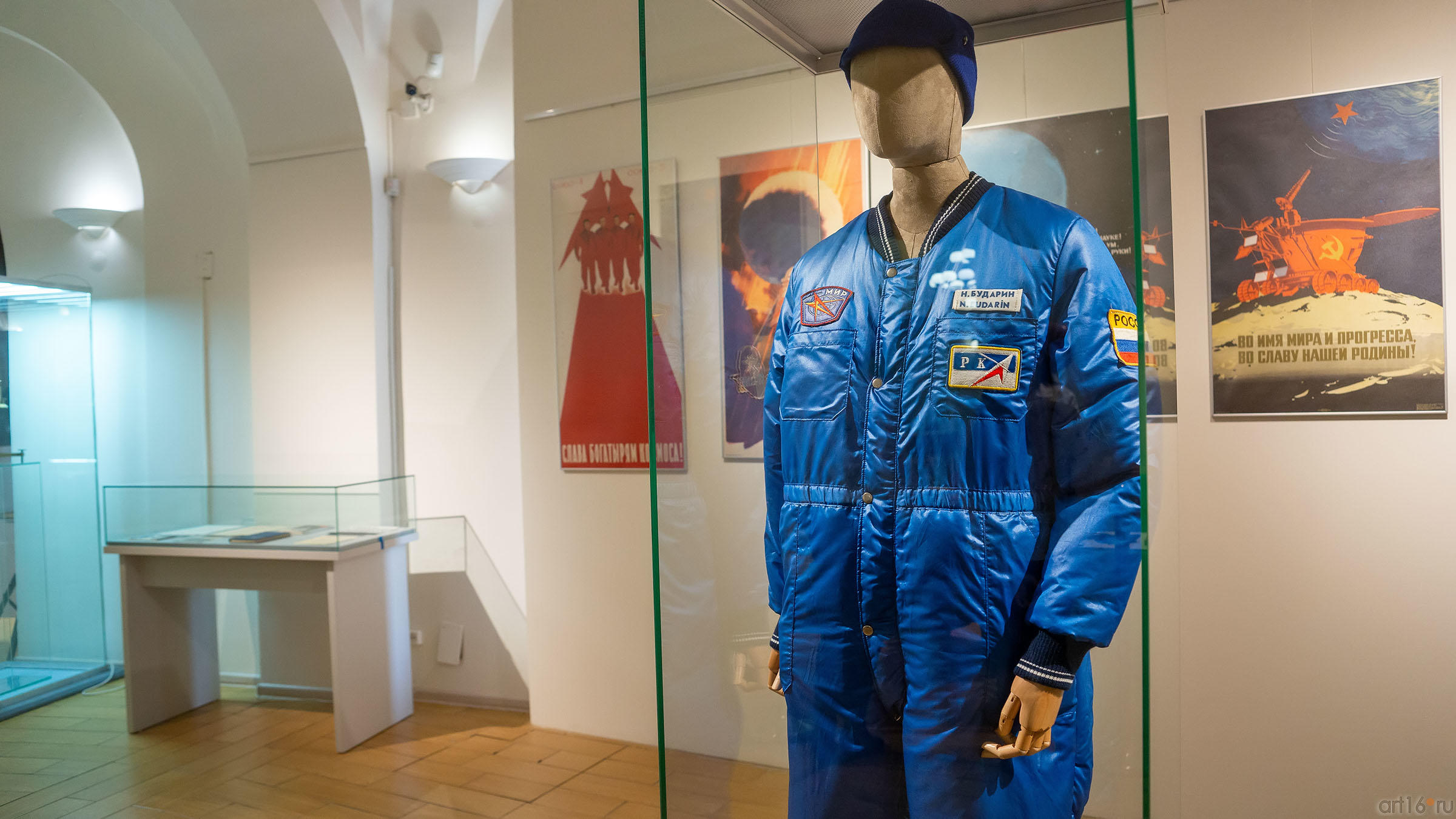 Комбинезон космонавта Н.М.Бударина. Россия (1995-2003)::На пороге Вселенной