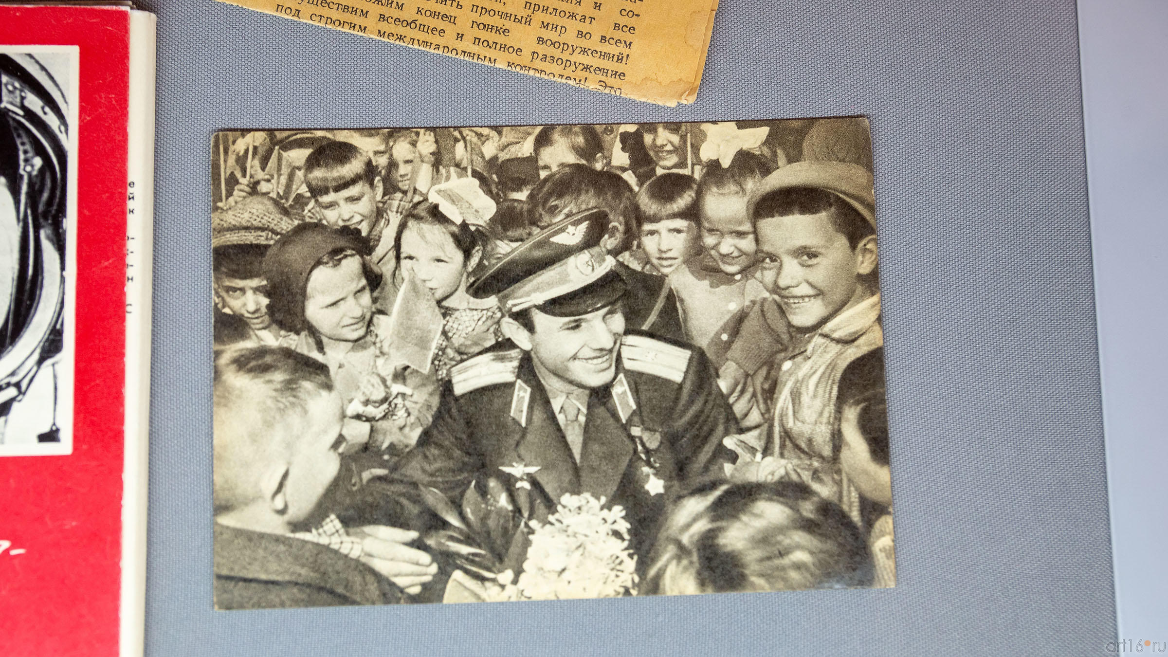 Юрий Гагарин в окружении школьников. Фото::На пороге Вселенной