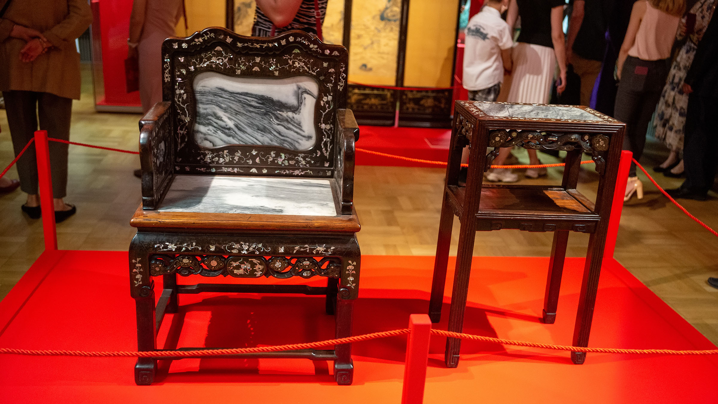 Кресло с орнаментом в виде веток цветущей сливы.../Столик с орнаментом в виде веток цветущей сливы::Пять символов счастья. Выставка Государственного Эрмитажа