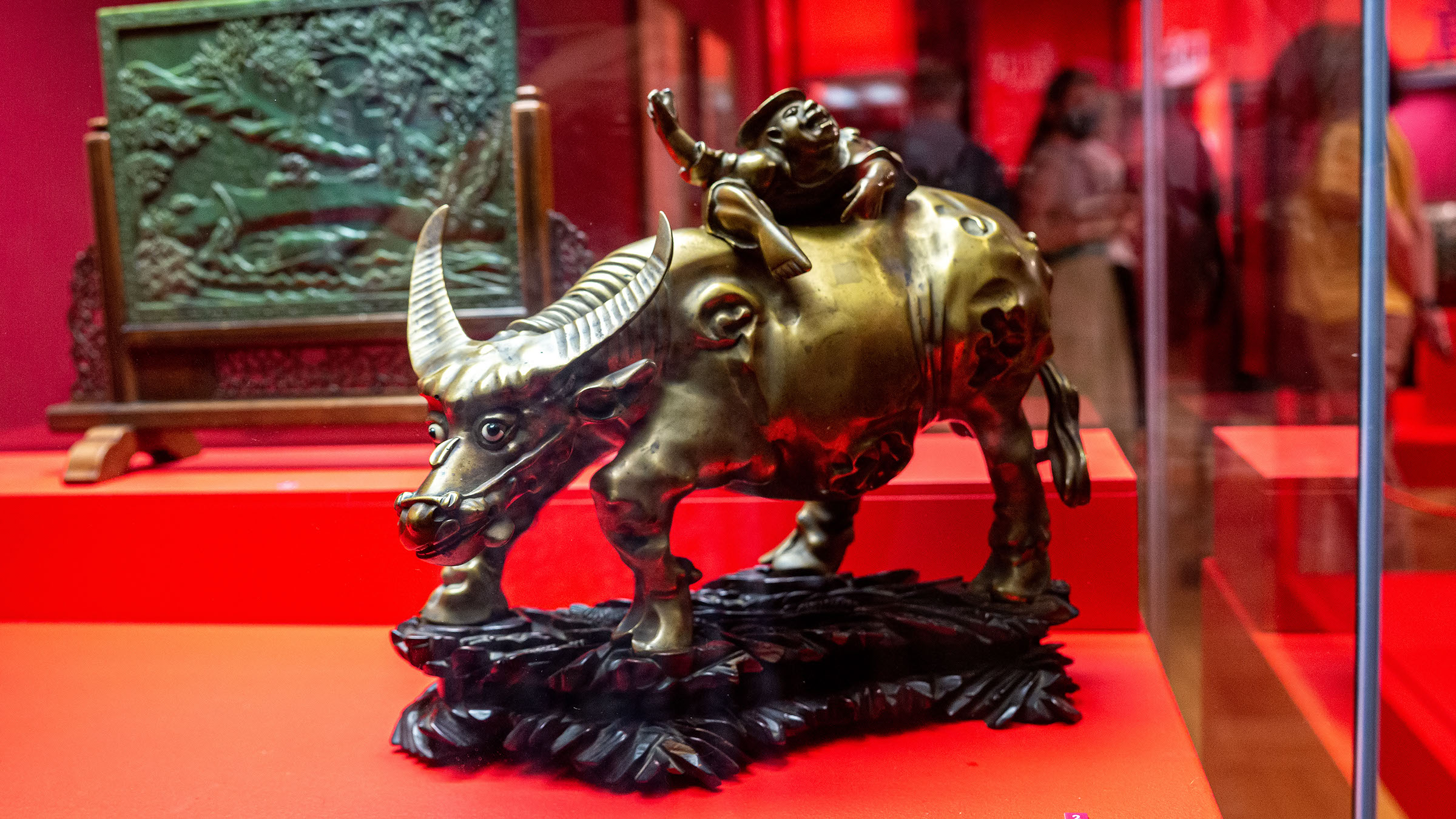 Мальчик, сидящий на буйволе::Пять символов счастья. Выставка Государственного Эрмитажа