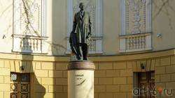 Памятник Габдулле Тукаю возле Казанского оперного театра
