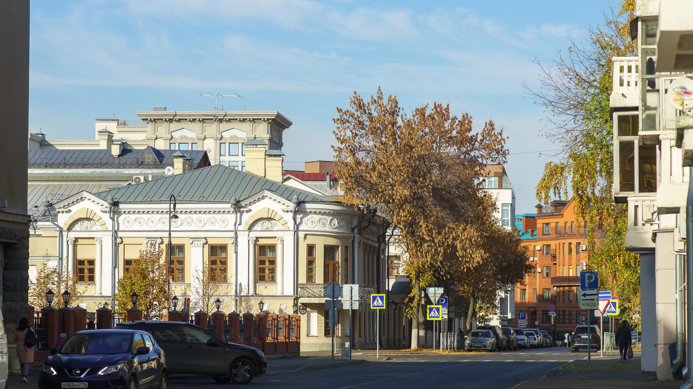 Казань в октябре. Театр Пушкина Казань. Казань осень. Улицы Казани осенью.