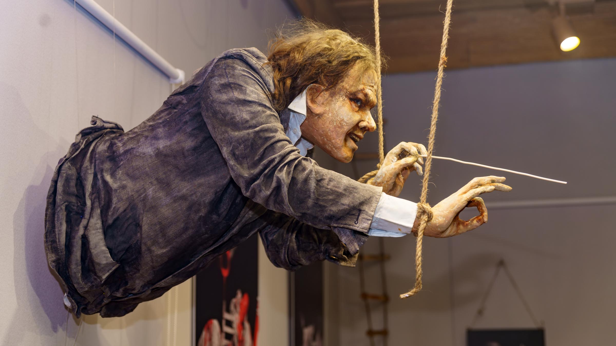 Дирижер. «Прерванное соло». «АняМаня»::«Прерванное соло». Выставка творческого дуэта «АняМаня»