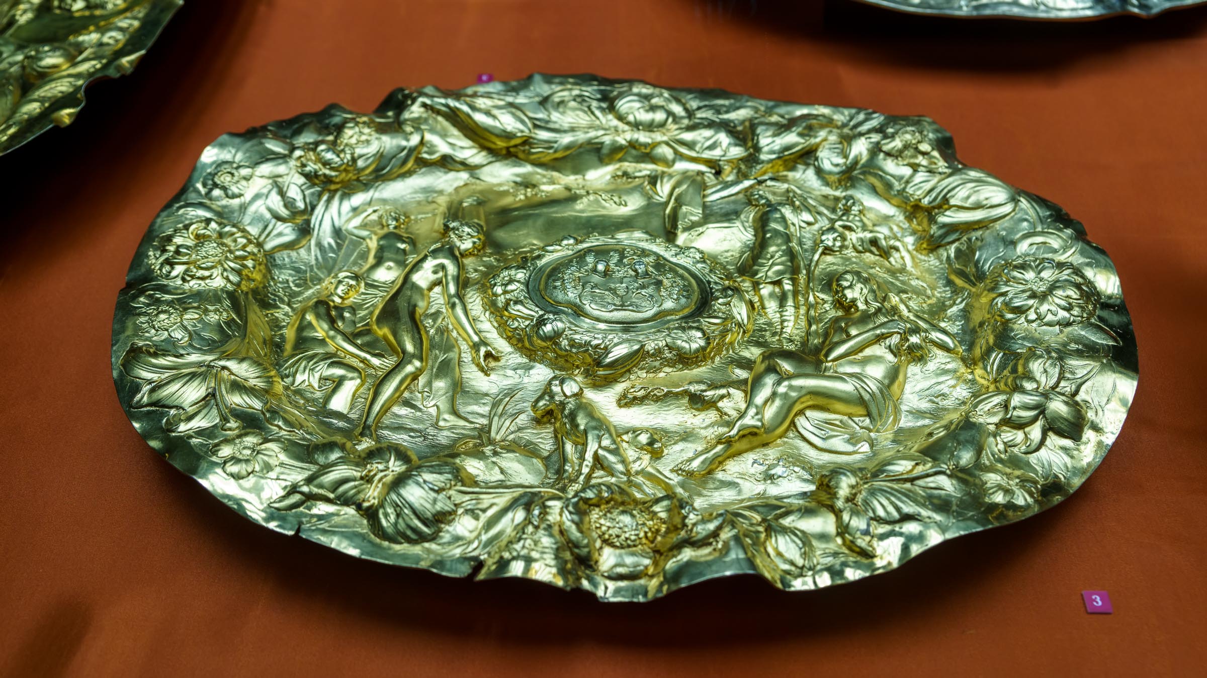 Блюдо с композицией «Диана и Актеон». Голландия(?). 1660-е гг.:: «Золотой век фламандского искусства» из собрания Государственного Эрмитажа