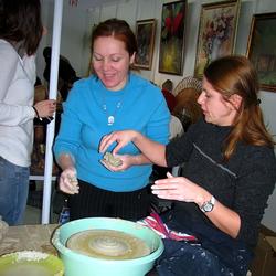 Фарида Сахабутдинова, дает урок гончарного дела